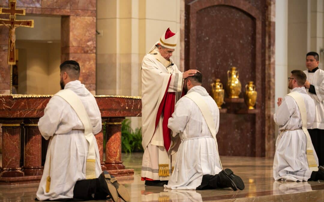 Un experto en vocaciones ve esperanza para las vocaciones sacerdotales incluso en medio del secularismo