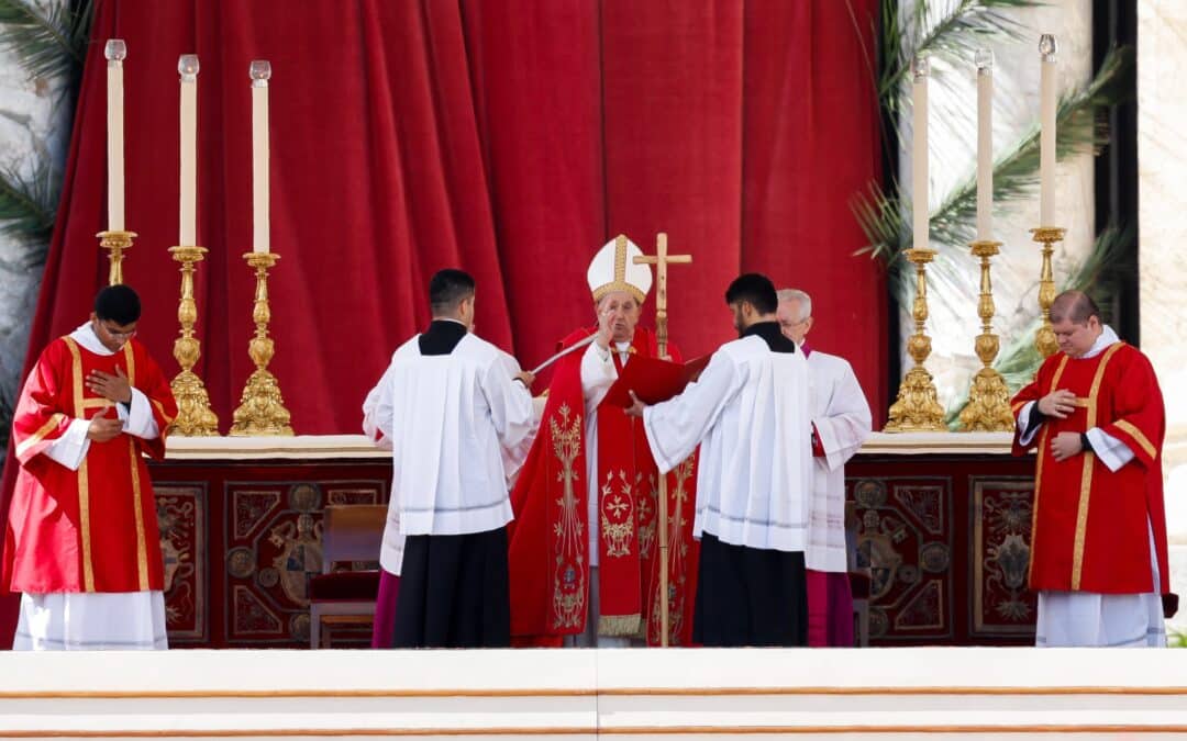 On Palm Sunday, pope prays people open hearts to God, quell all hatred