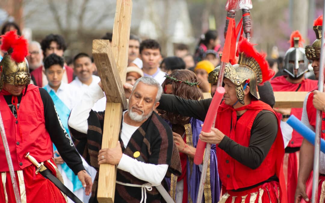 Vía Crucis vivientes presentados por católicos hispanos/ latinos