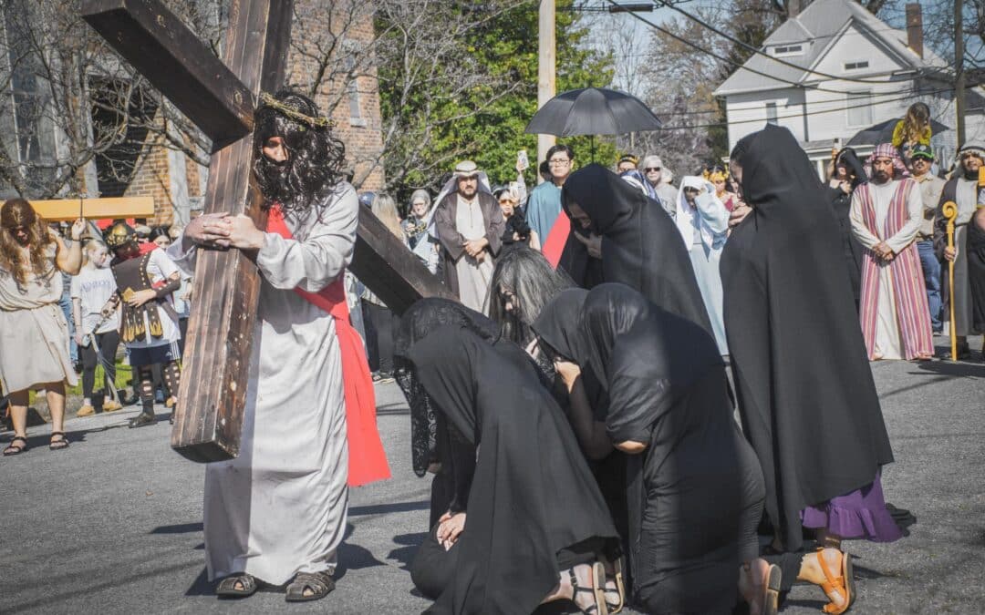 Vía Crucis: La tradición anual trae la reflexión del Viernes Santo al centro de la ciudad