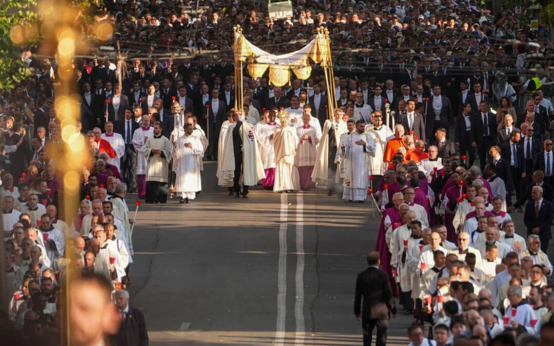 Pope leads Corpus Christi procession through streets of Rome