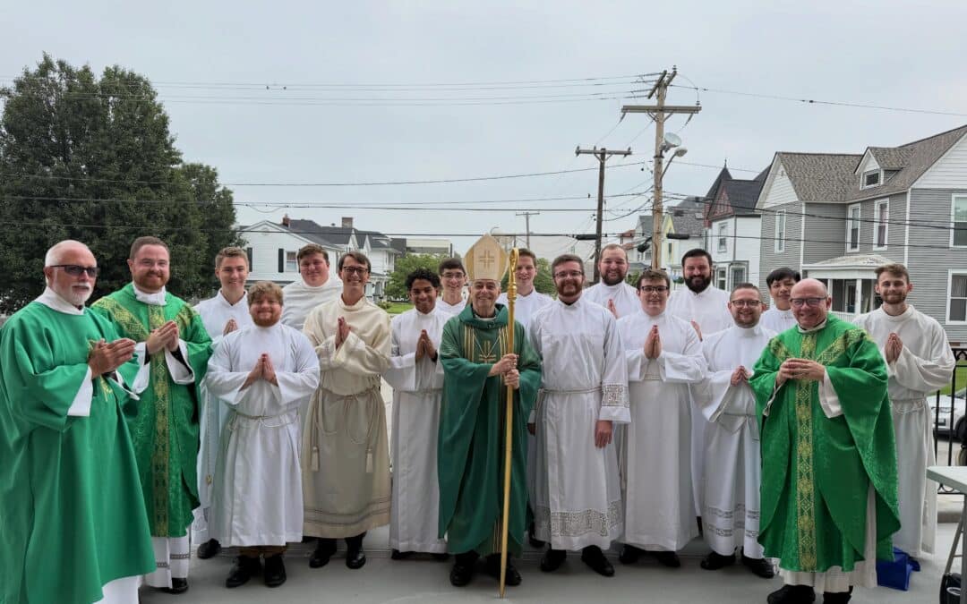 Los seminaristas se reúnen para oración, fraternidad